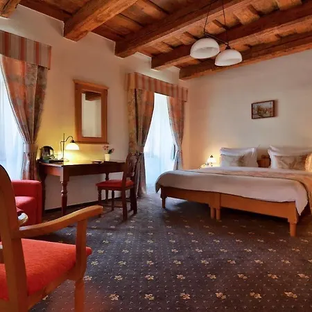 Questenberg 4* براغ